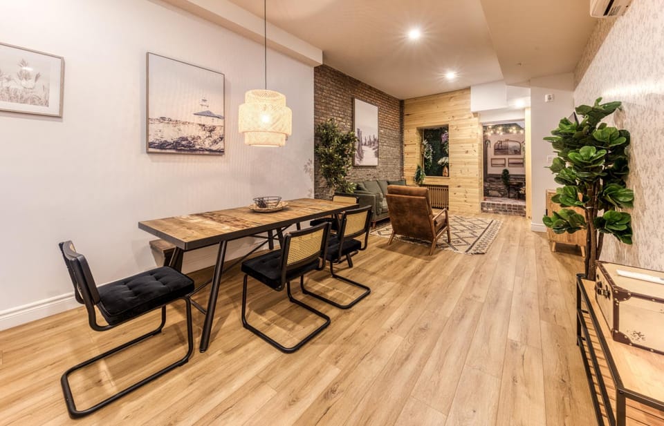 North House - Bohemian Vieux Quebec Two Bedroom Apartment in Quebec City