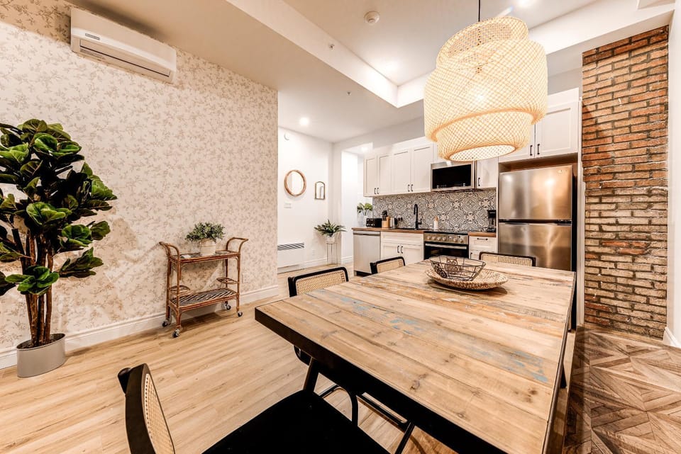 North House - Bohemian Vieux Quebec Two Bedroom Apartment in Quebec City