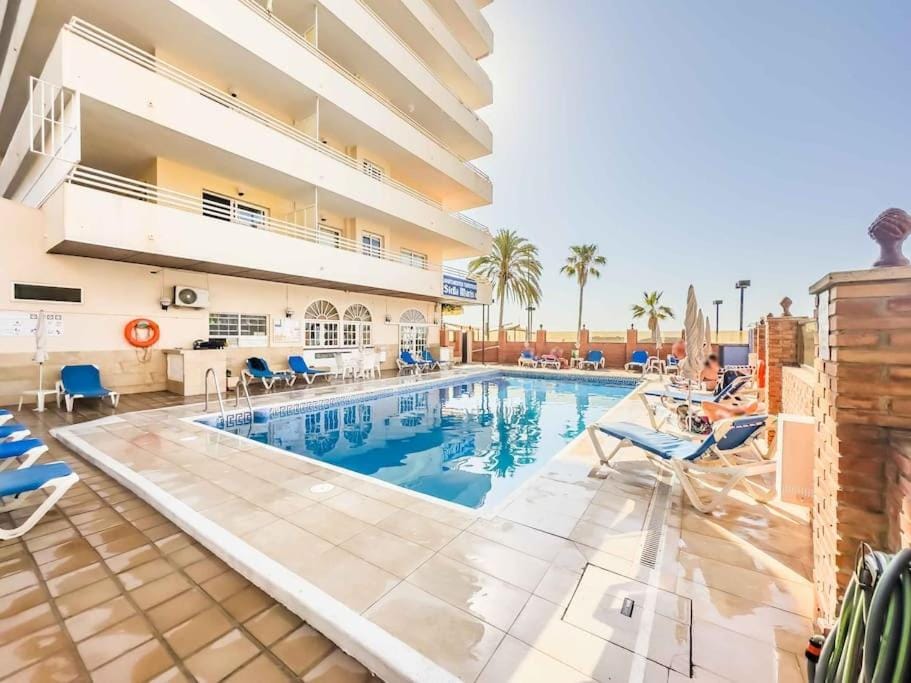 113 - Beachfront Apartment with views, Fuengirola Apartment in Fuengirola