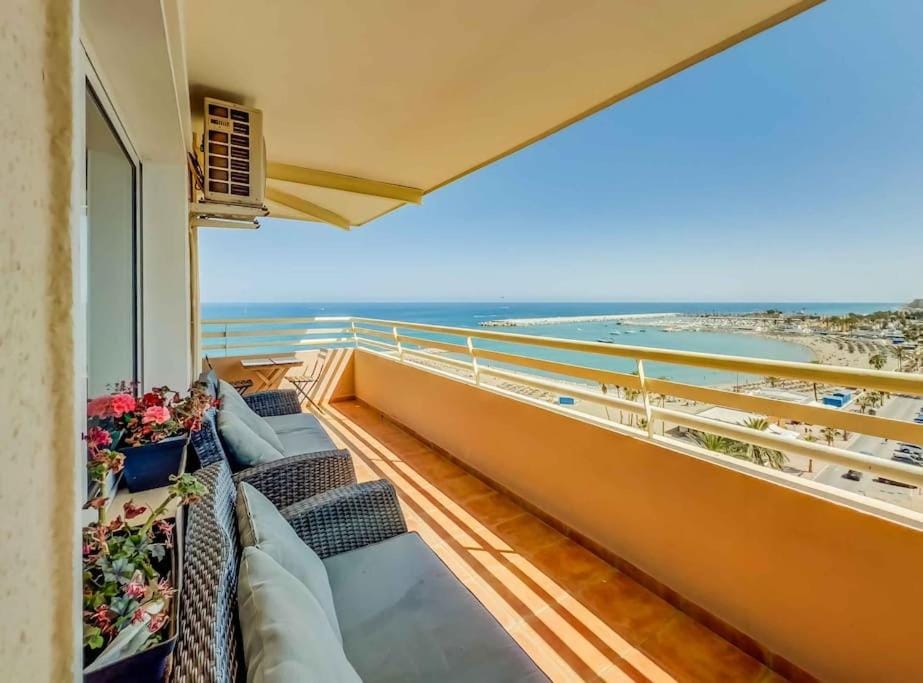 113 - Beachfront Apartment with views, Fuengirola Apartment in Fuengirola
