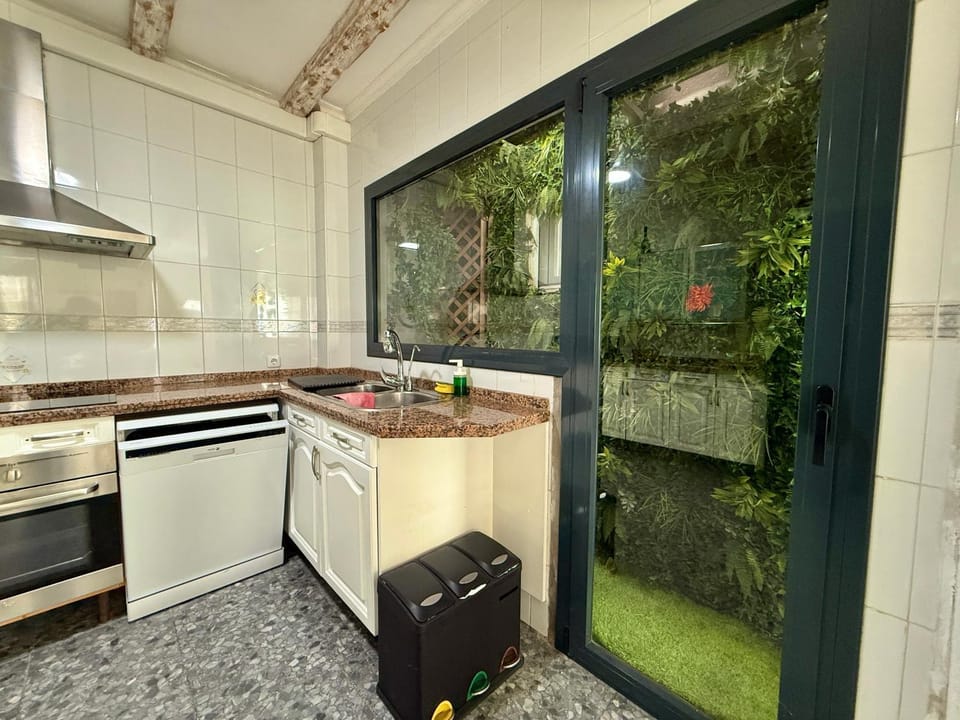 Kitchen or kitchenette, oven