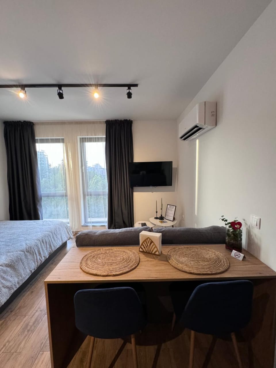 Bed, TV and multimedia, Kitchen or kitchenette, Living room, Photo of the whole room, Seating area, Dining area, Bedroom, towels