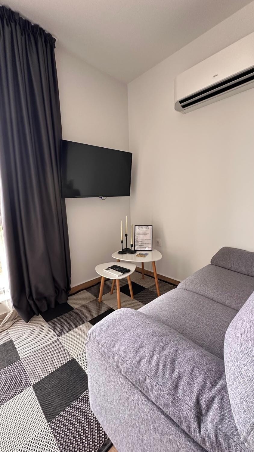 TV and multimedia, Living room, Seating area, air conditioner