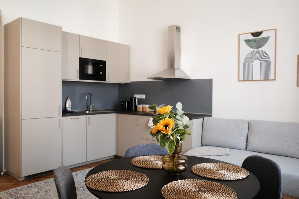 Kitchen or kitchenette, Living room, Seating area, Dining area, oven, pet friendly, stove
