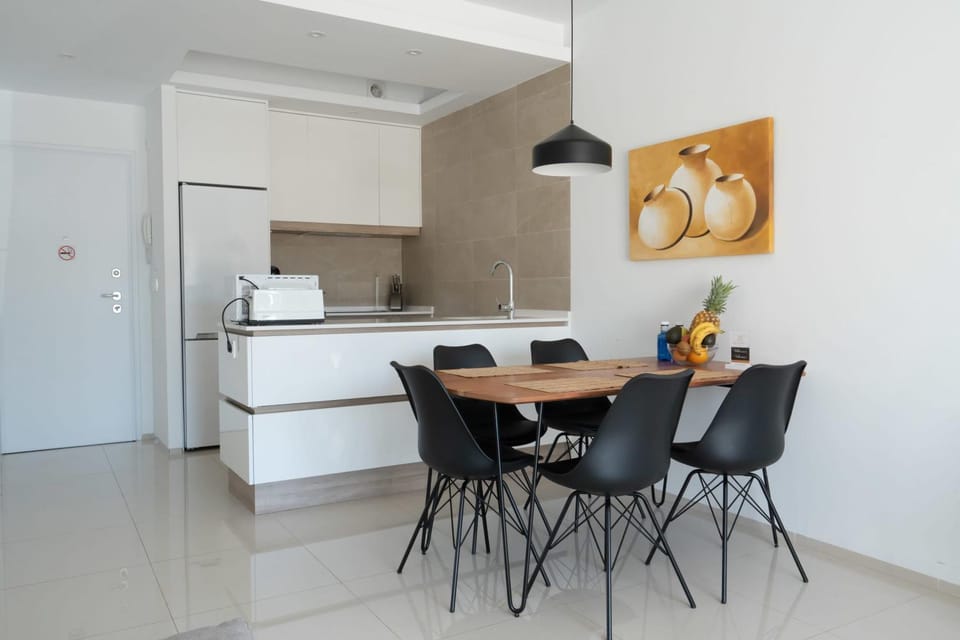 Kitchen or kitchenette, Living room, Seating area, Dining area, oven, stove