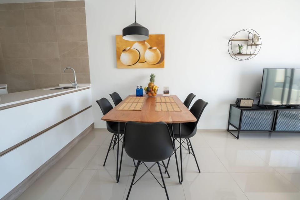 Kitchen or kitchenette, Seating area, Dining area