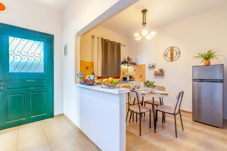 Property building, Kitchen or kitchenette, Living room