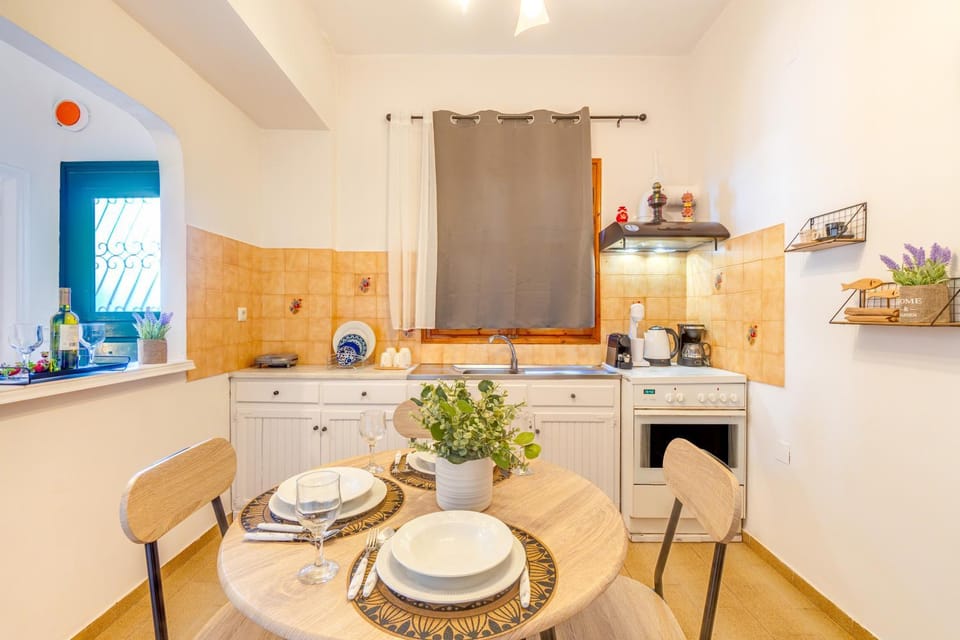 Property building, Kitchen or kitchenette, Living room