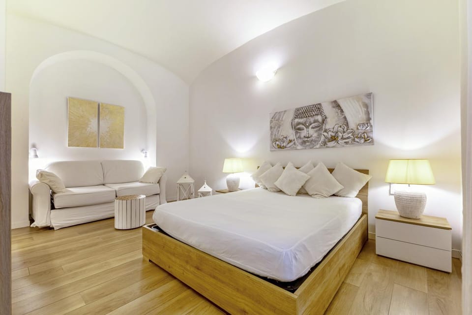 Bed, Photo of the whole room, Seating area, Bedroom