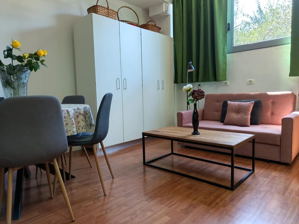 Living room, Food and drinks, Seating area