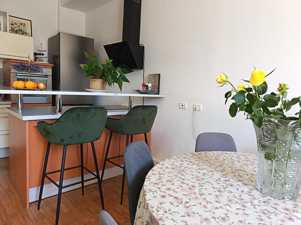 Seating area, kitchen