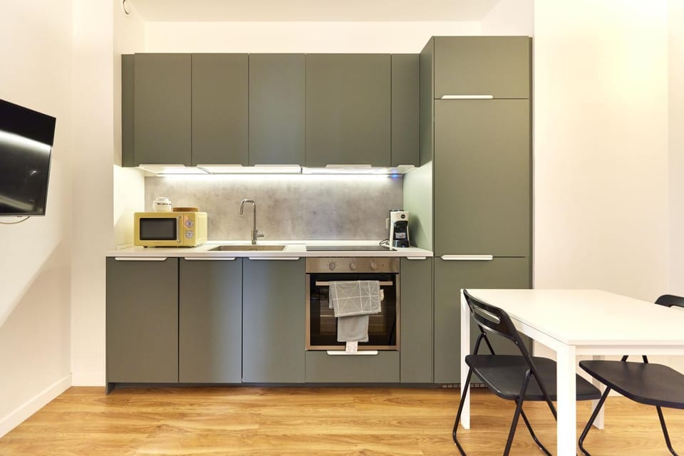 TV and multimedia, Kitchen or kitchenette, Dining area, oven, stove