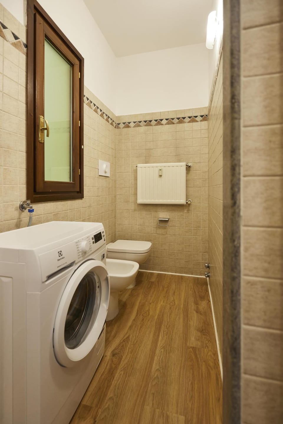 Toilet, Bathroom, towels, washing machine