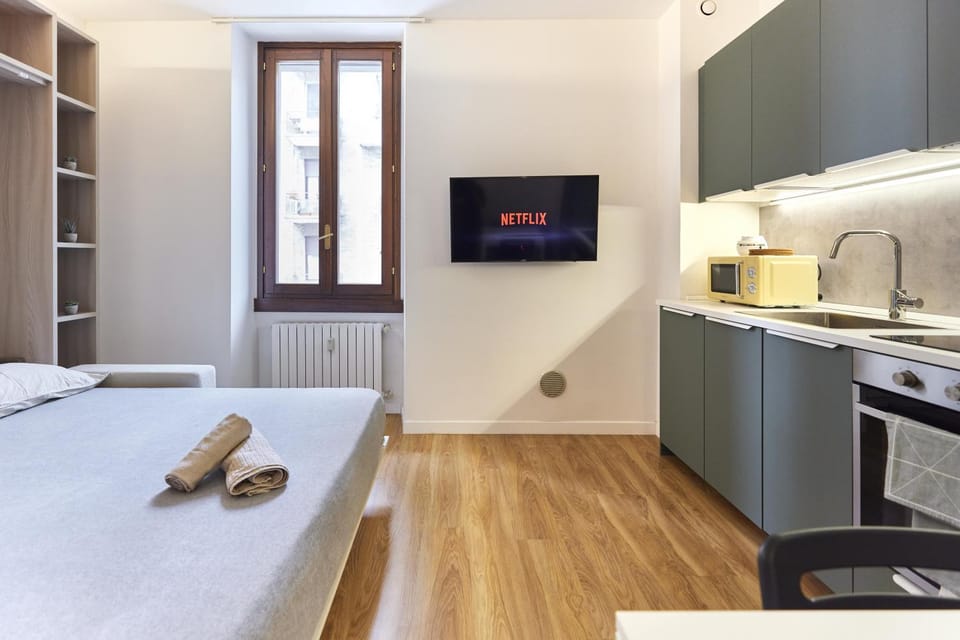Bed, TV and multimedia, Kitchen or kitchenette, Photo of the whole room, Bedroom, stove, towels