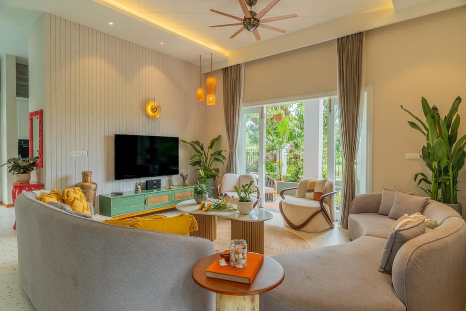 TV and multimedia, Living room, Seating area, Evening entertainment