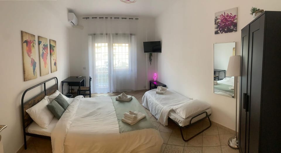 Bed, TV and multimedia, Photo of the whole room, Bedroom, towels, wardrobe, air conditioner