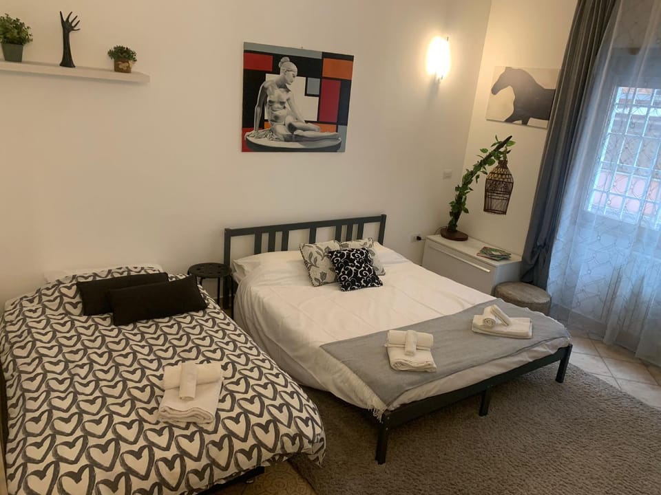 Bed, Bedroom, towels