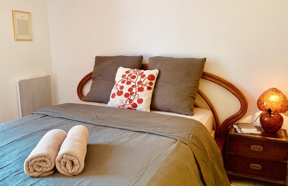 Bed, Photo of the whole room, Bedroom, towels