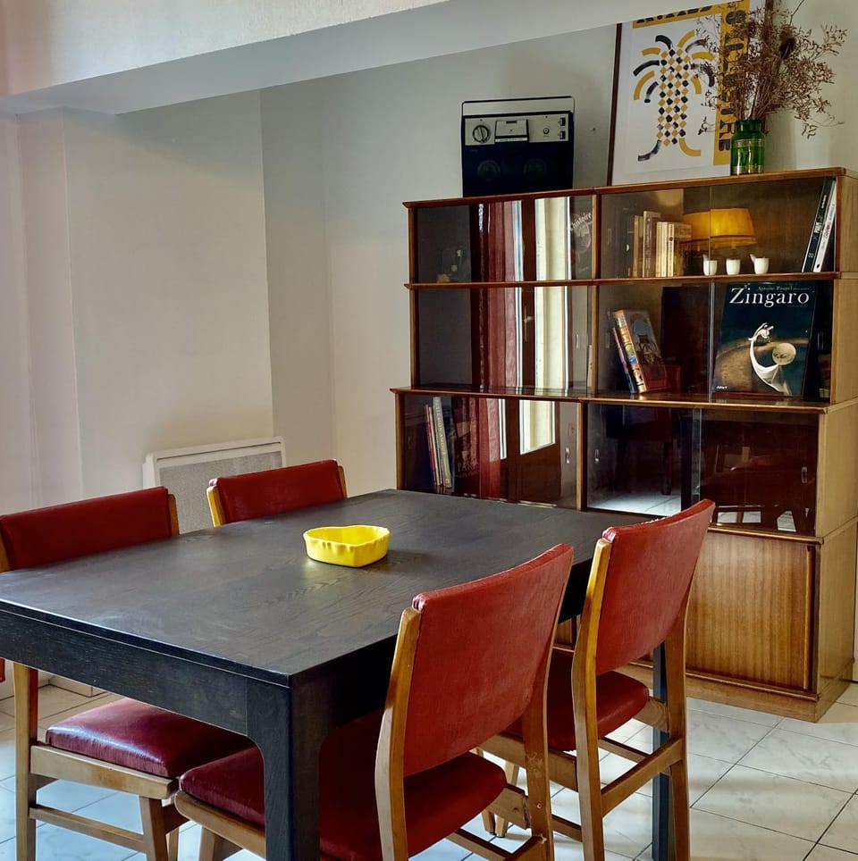Seating area, Dining area