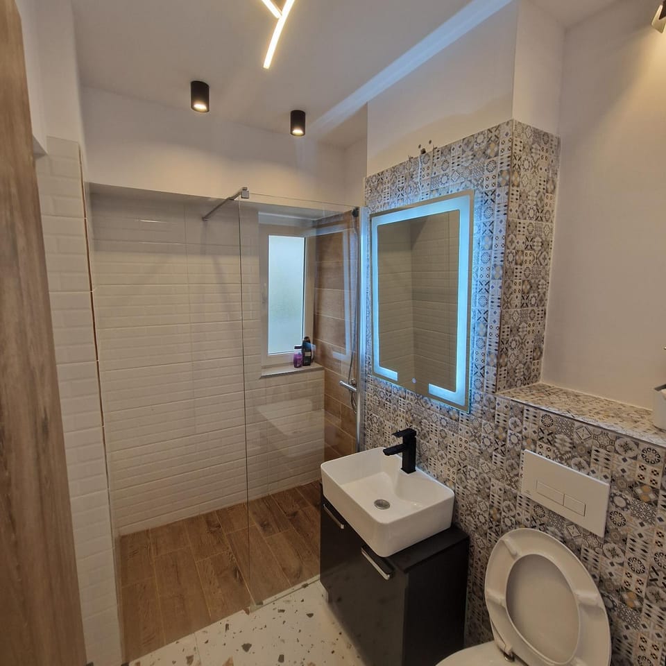 Shower, Toilet, Bathroom, towels