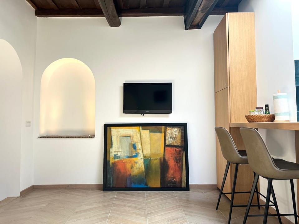 Communal lounge/ TV room, Living room, Seating area, Dining area, Evening entertainment
