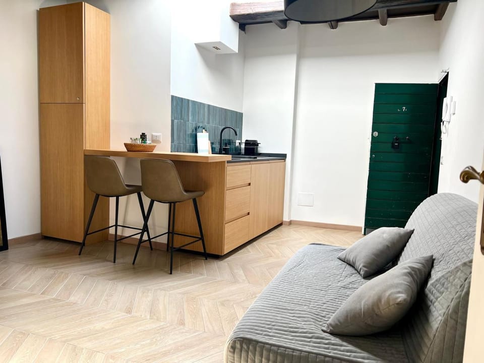 Kitchen or kitchenette, Living room, Seating area, Dining area