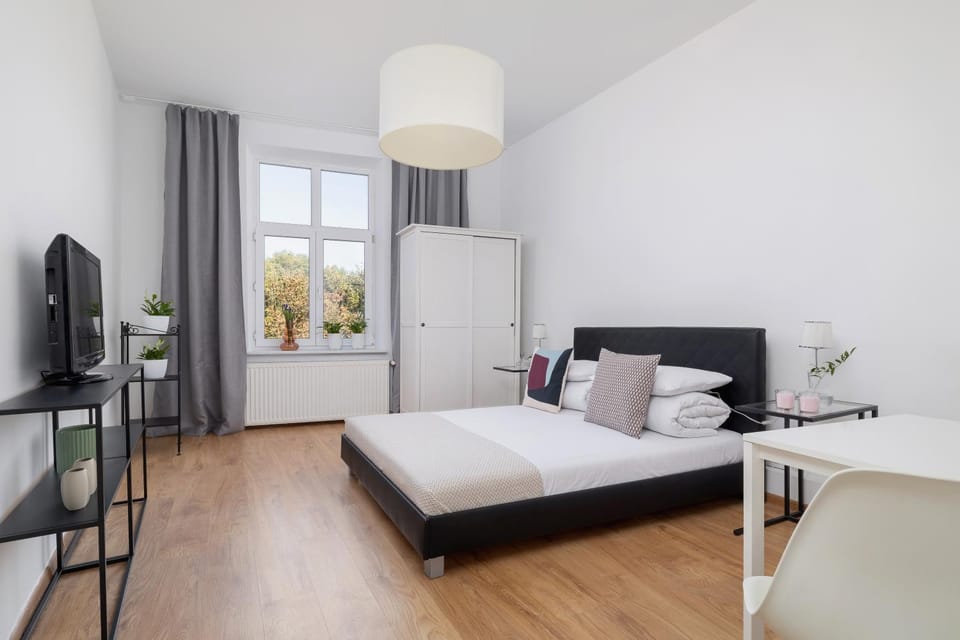 Communal lounge/ TV room, Bed, TV and multimedia, Photo of the whole room, Evening entertainment, Bedroom, wardrobe