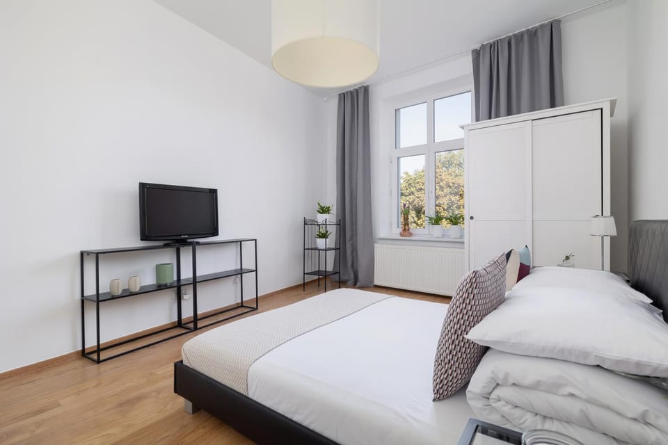 Bed, TV and multimedia, Photo of the whole room, Evening entertainment, Bedroom, wardrobe