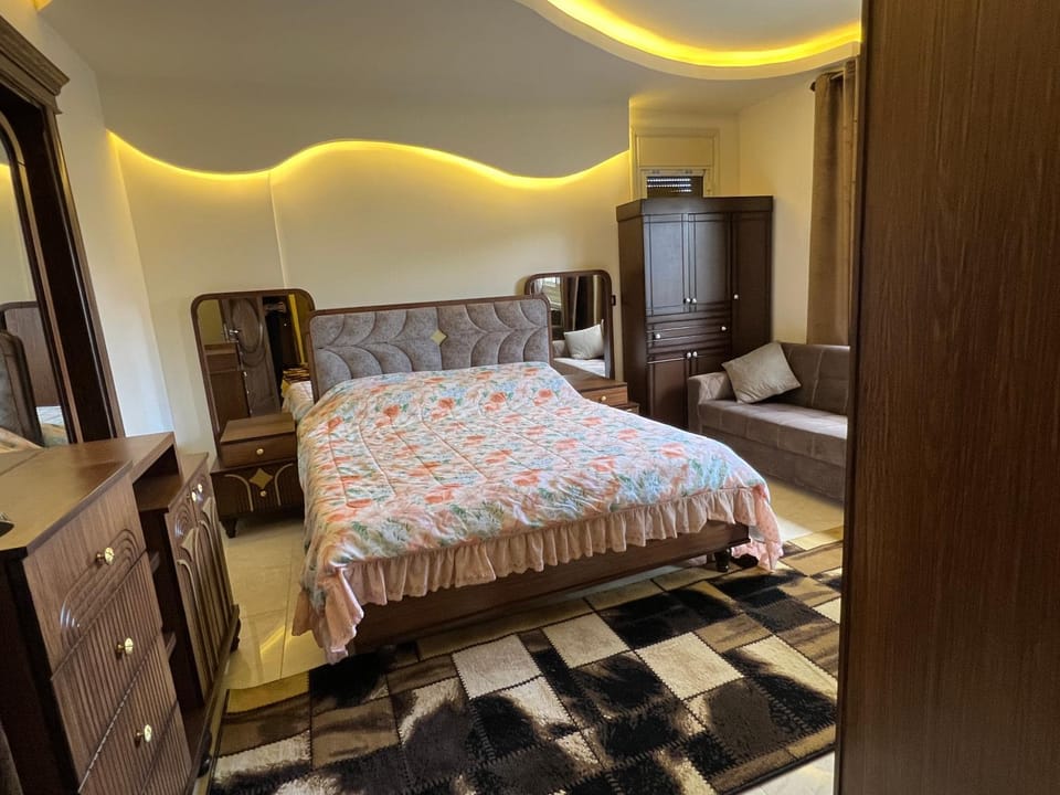 Toilet, Bed, Photo of the whole room, Bedroom
