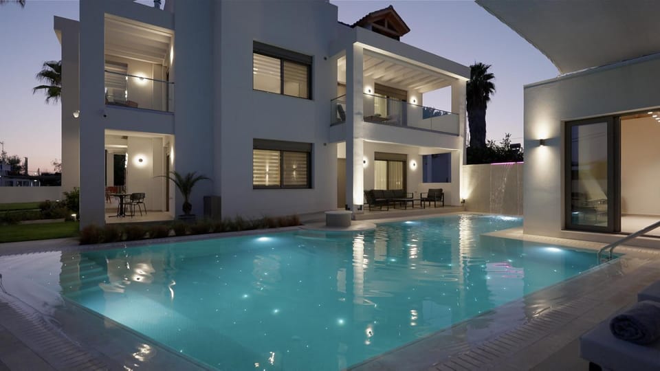 Swimming pool, sunbed