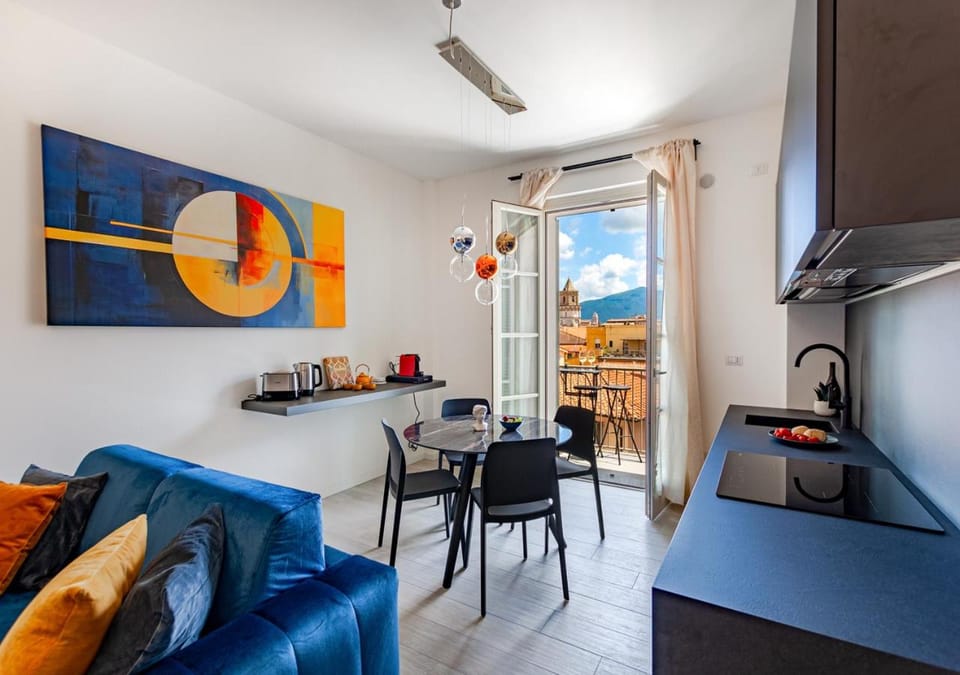 Communal lounge/ TV room, TV and multimedia, Coffee/tea facilities, View (from property/room), Kitchen or kitchenette, Seating area, City view, Landmark view, Mountain view, oven, toaster, kitchen, air conditioner