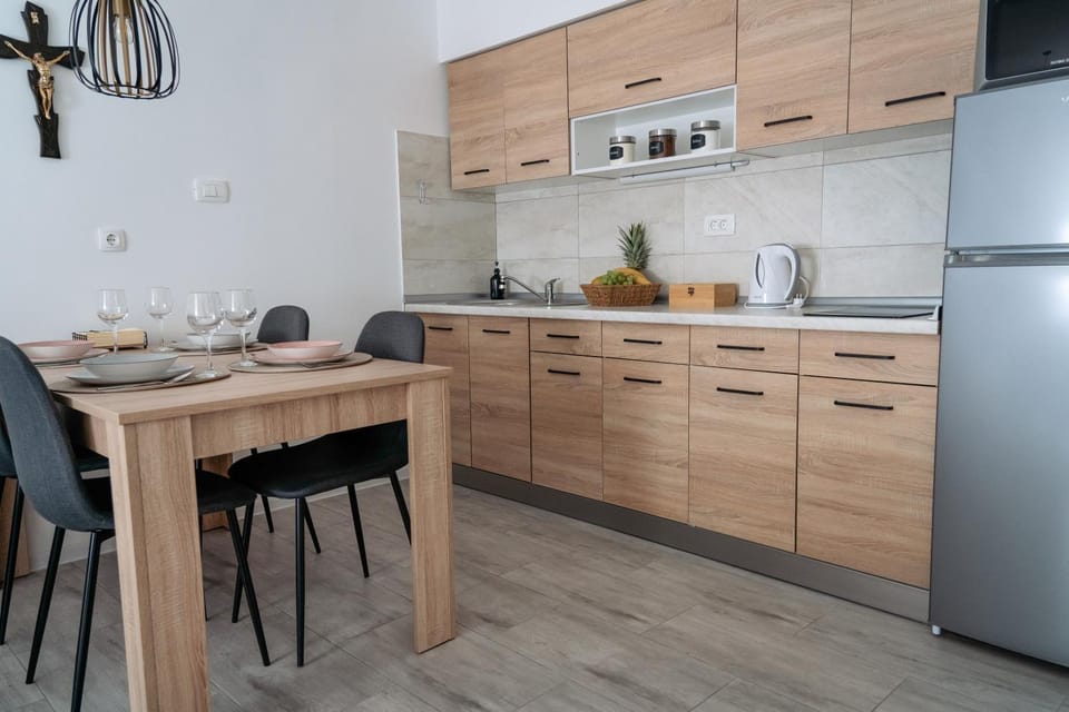 Kitchen or kitchenette, Dining area, dishwasher, stove, kitchen