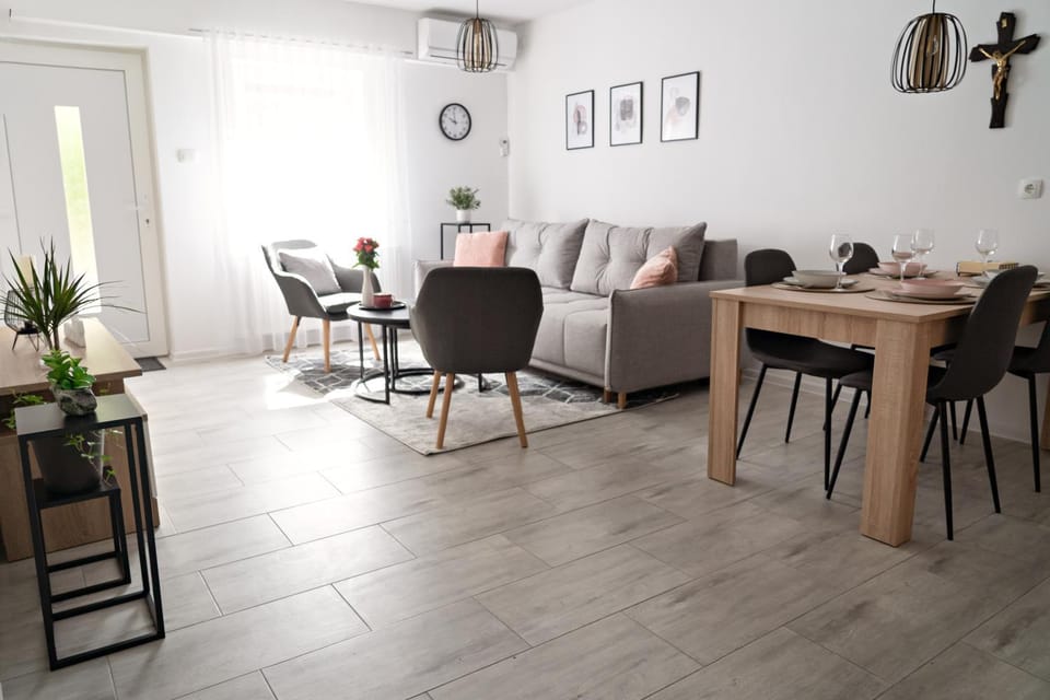 Living room, Seating area, Dining area, air conditioner