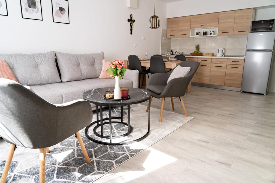 Kitchen or kitchenette, Living room, Seating area, Dining area