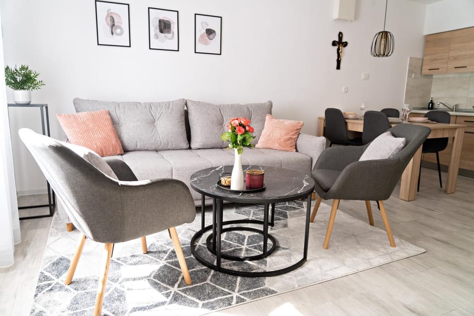 Kitchen or kitchenette, Living room, Seating area, Dining area