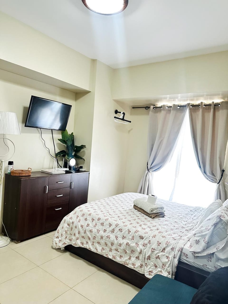 Bed, TV and multimedia, Bedroom, towels