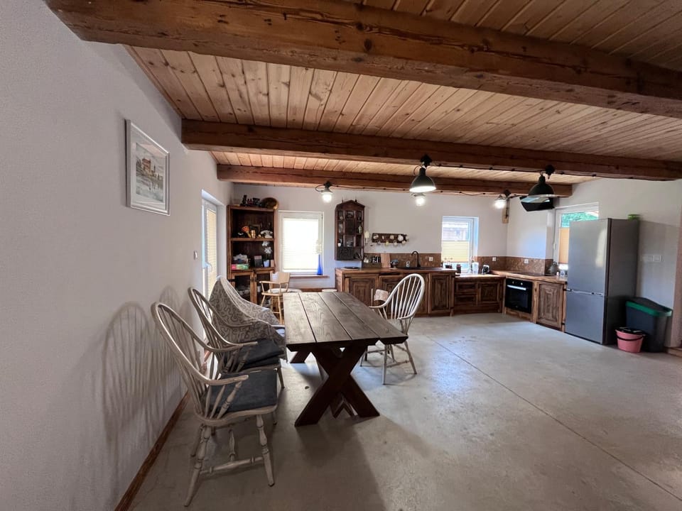 Kitchen or kitchenette, Living room, Seating area, Dining area