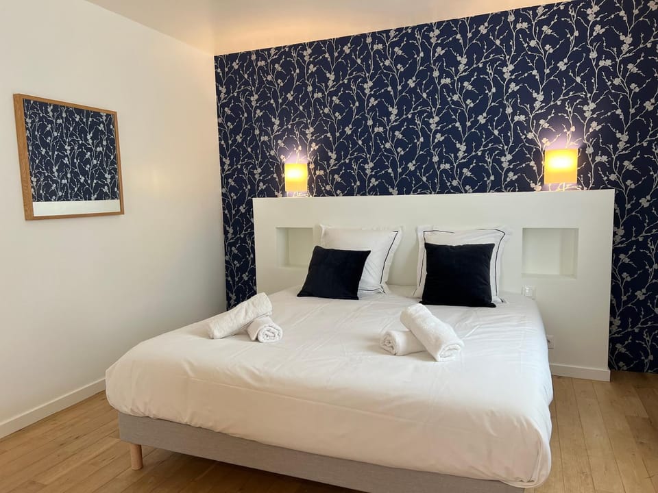 Bed, Bedroom, towels