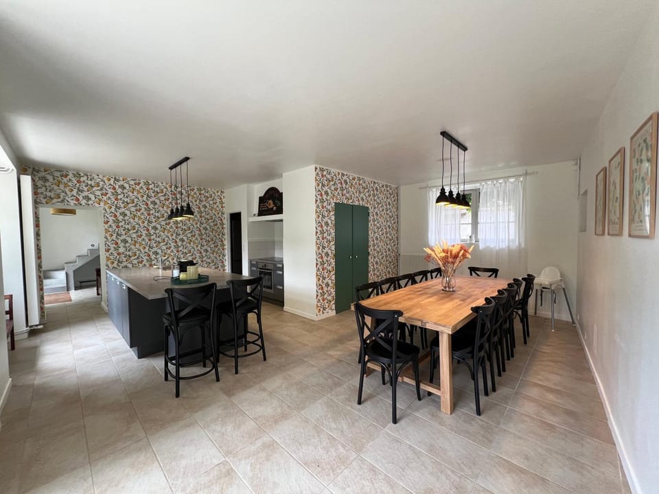 Kitchen or kitchenette, Dining area