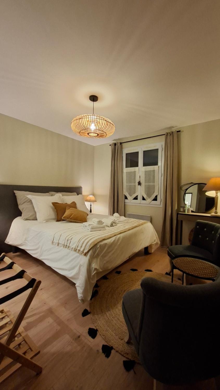 Photo of the whole room, Bedroom
