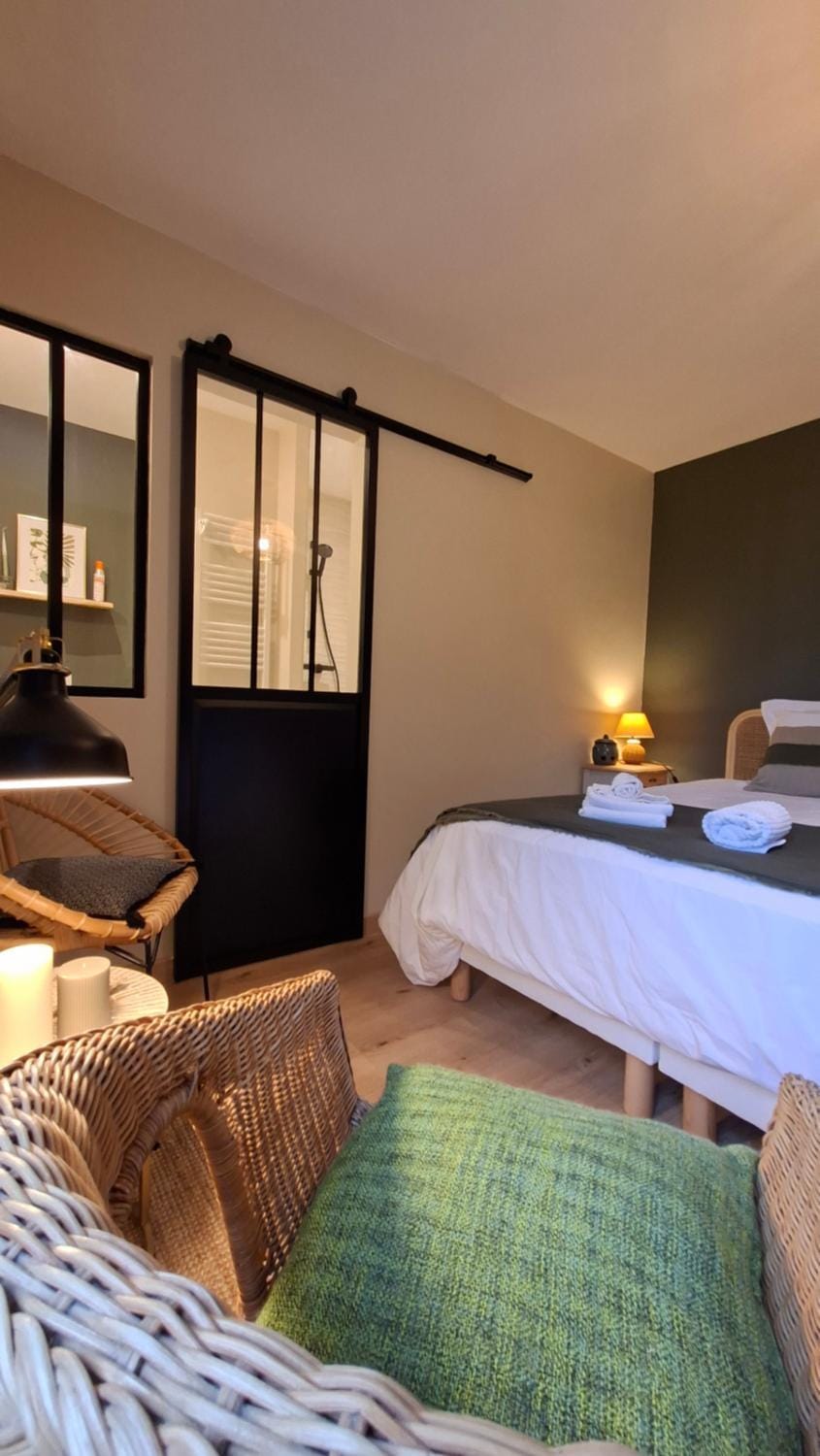 Bed, Photo of the whole room, Bedroom