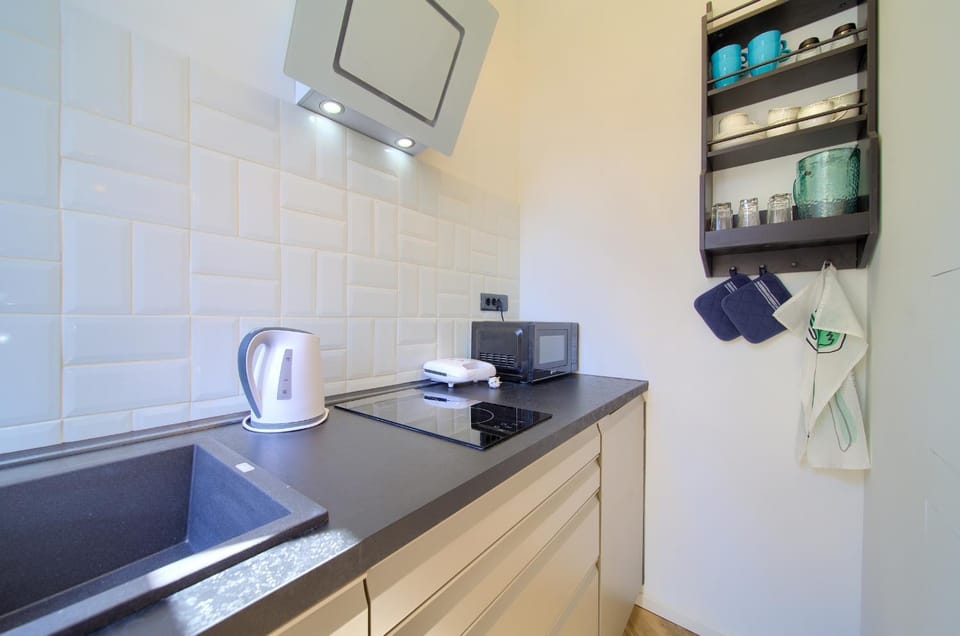 Coffee/tea facilities, Kitchen or kitchenette, stove, toaster