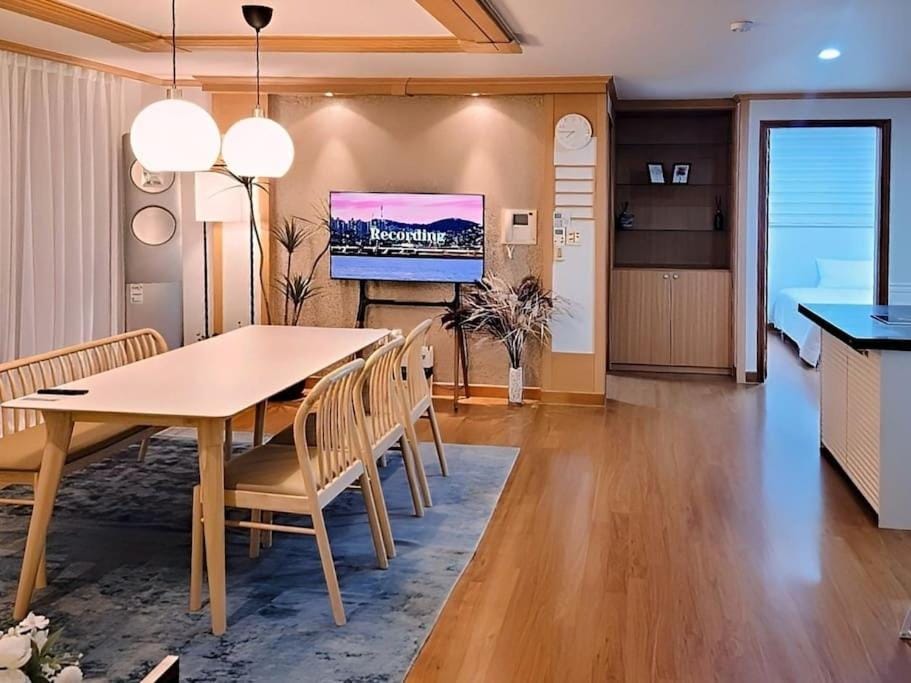 TV and multimedia, Kitchen or kitchenette, Living room, Seating area, Dining area