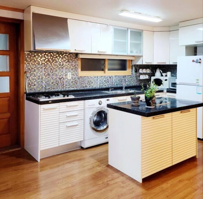 Kitchen or kitchenette, toaster, washing machine