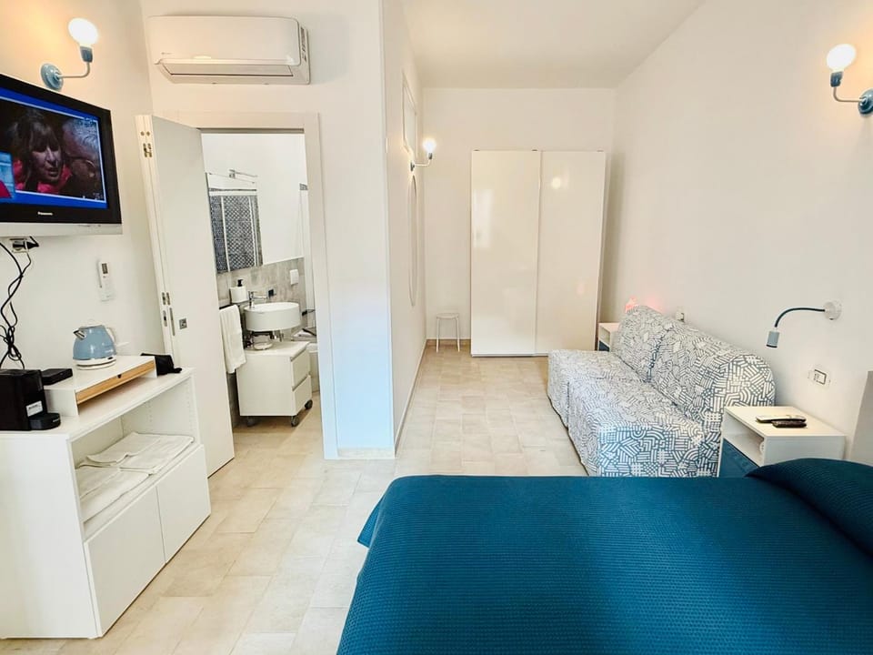 Bed, TV and multimedia, Coffee/tea facilities, Photo of the whole room, air conditioner