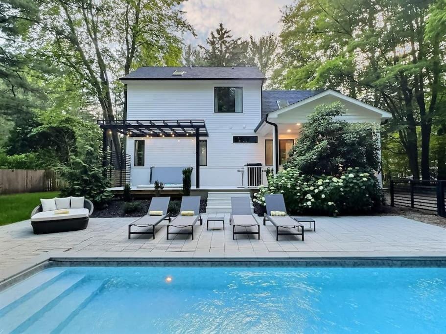 Property building, Patio, Facade/entrance, Garden, Garden view, Pool view, Swimming pool, sunbed