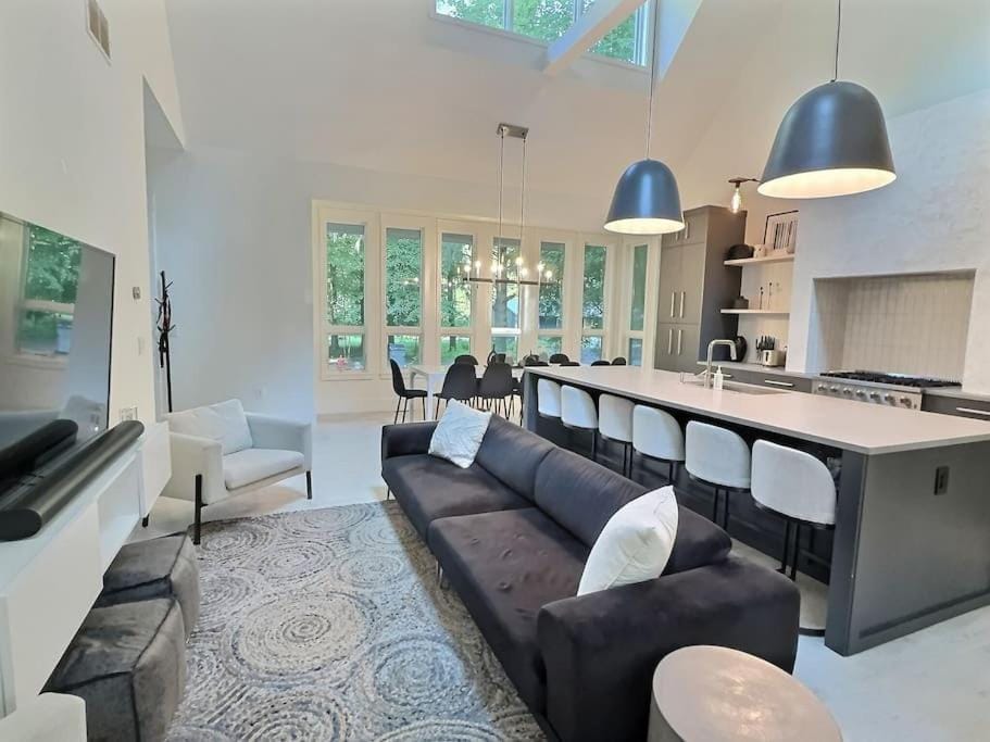 Kitchen or kitchenette, Living room, Seating area, Dining area