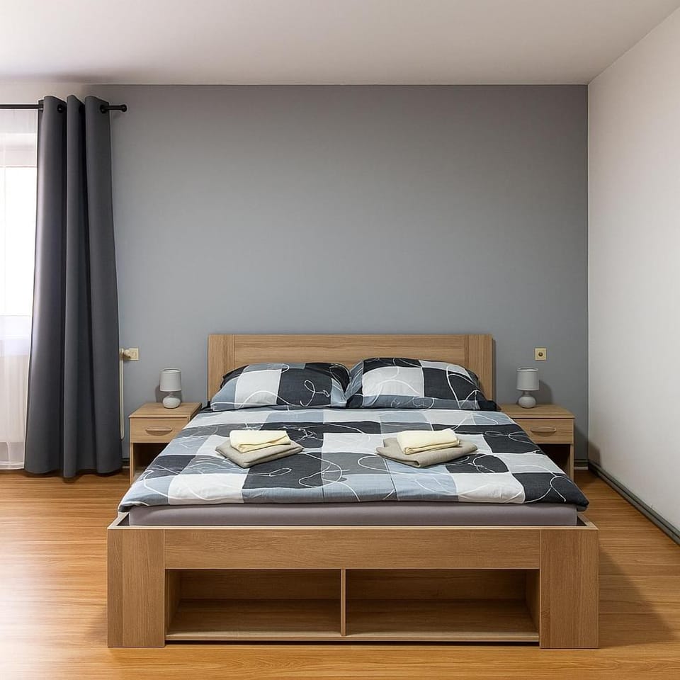 Bed, Photo of the whole room, Bedroom, towels