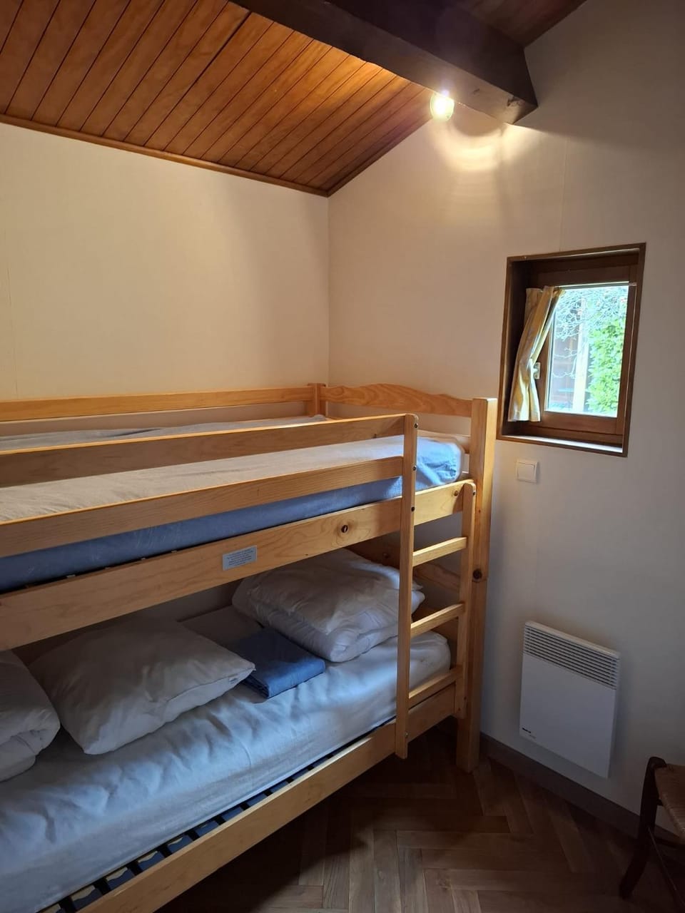 Bedroom, bunk bed