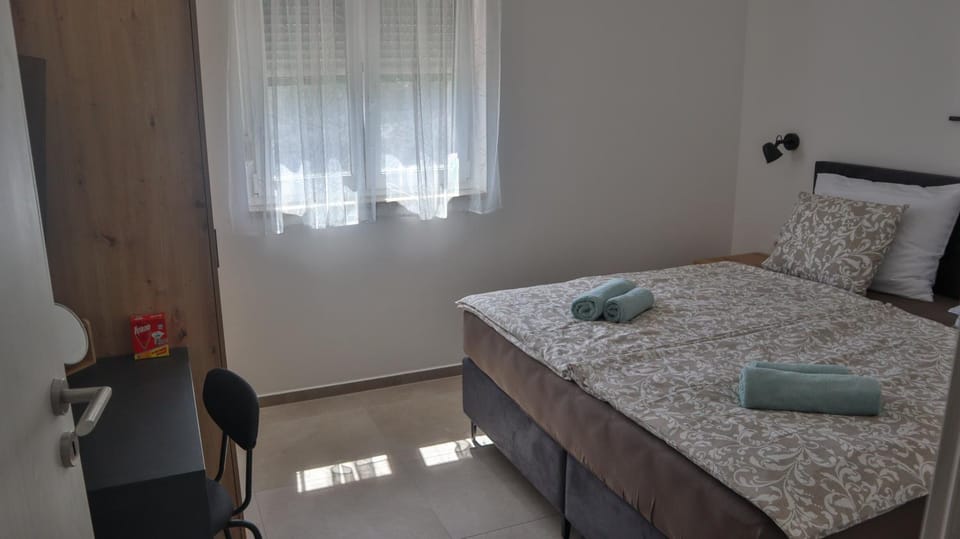 Bed, TV and multimedia, Photo of the whole room, Bedroom, towels, air conditioner